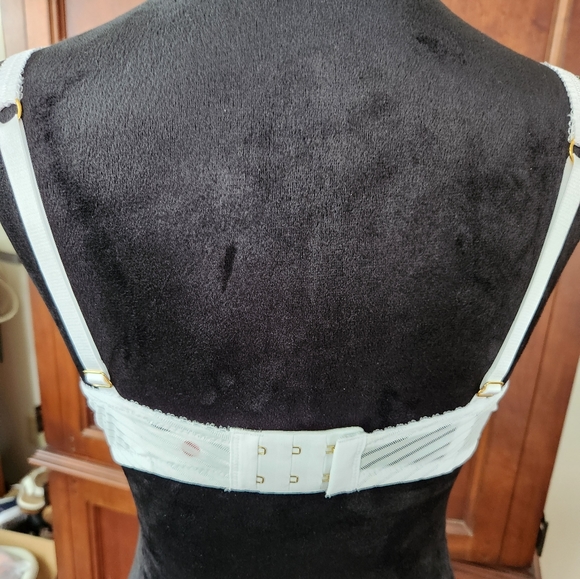 Lacy bra - Picture 4 of 6